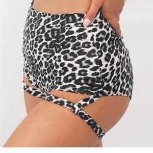 Like new LUNALAE LURE YOU HIGH WAISTED GARTER SHORTS - GREY LEOPARD size US 10